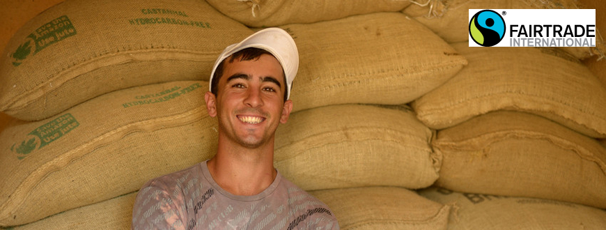 Vagner Bombonato de Lima lehnt an Kaffeesäcken in seinem Lagerhaus.