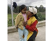 Mutter mit Kind auf der Kooperative Ponte Tresa